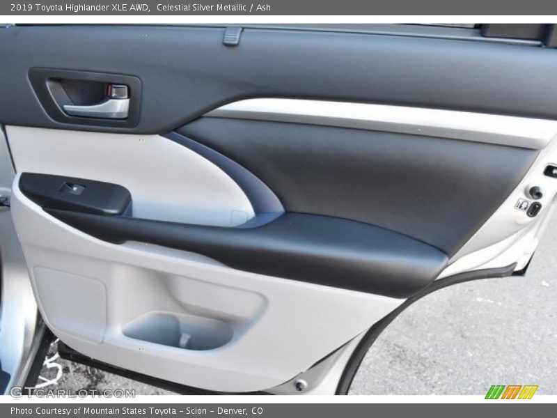 Door Panel of 2019 Highlander XLE AWD