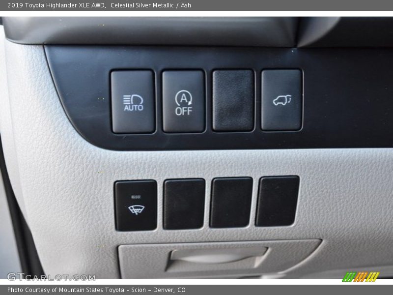 Celestial Silver Metallic / Ash 2019 Toyota Highlander XLE AWD