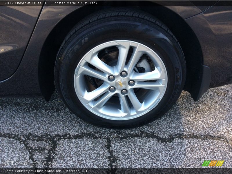 Tungsten Metallic / Jet Black 2017 Chevrolet Cruze LT