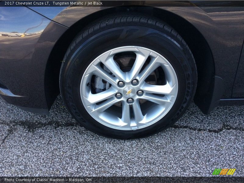 Tungsten Metallic / Jet Black 2017 Chevrolet Cruze LT