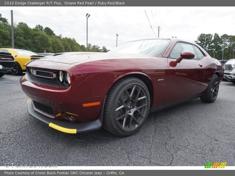 Front 3/4 View of 2019 Challenger R/T Plus
