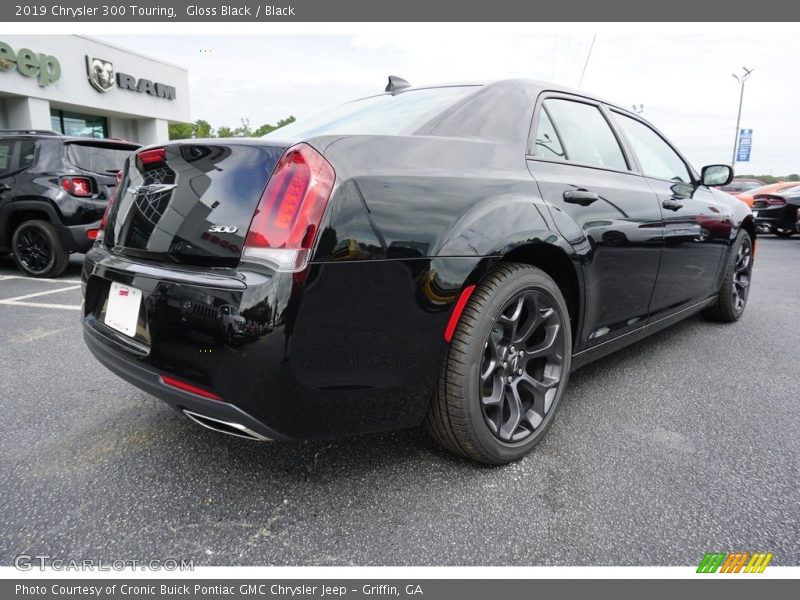 Gloss Black / Black 2019 Chrysler 300 Touring