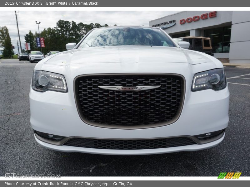 Bright White / Caramel/Black 2019 Chrysler 300 S