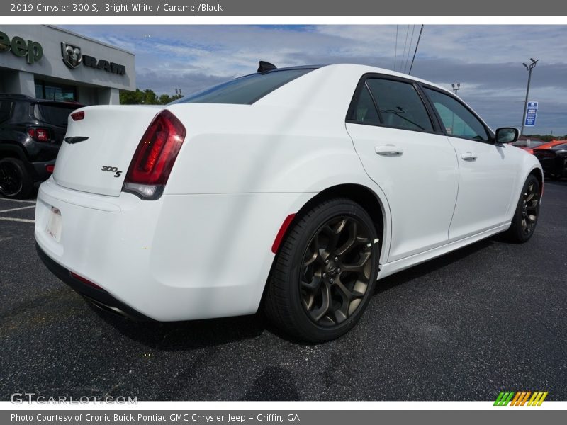 Bright White / Caramel/Black 2019 Chrysler 300 S
