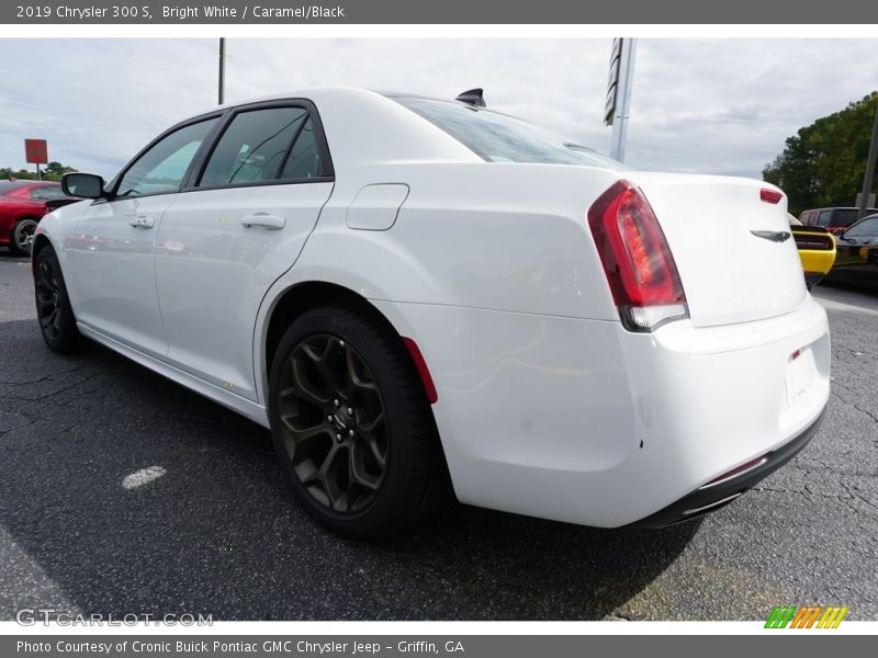 Bright White / Caramel/Black 2019 Chrysler 300 S