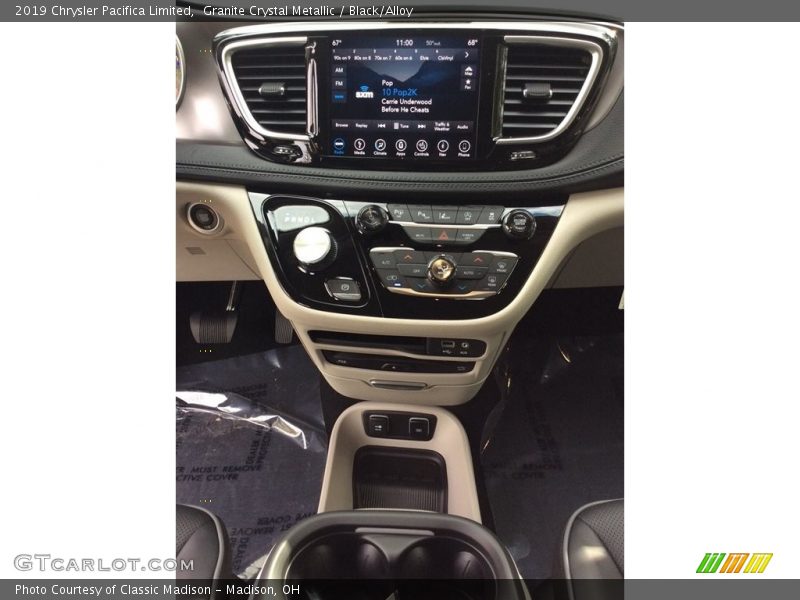 Granite Crystal Metallic / Black/Alloy 2019 Chrysler Pacifica Limited