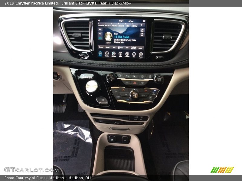 Brilliant Black Crystal Pearl / Black/Alloy 2019 Chrysler Pacifica Limited