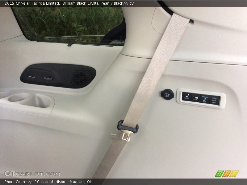 Brilliant Black Crystal Pearl / Black/Alloy 2019 Chrysler Pacifica Limited