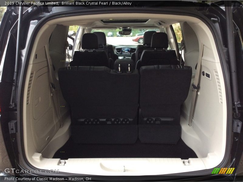Brilliant Black Crystal Pearl / Black/Alloy 2019 Chrysler Pacifica Limited