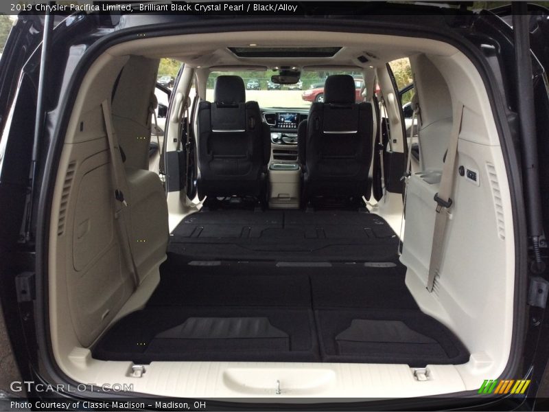 Brilliant Black Crystal Pearl / Black/Alloy 2019 Chrysler Pacifica Limited