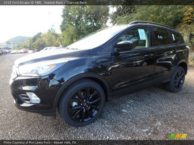 Front 3/4 View of 2018 Escape SE 4WD