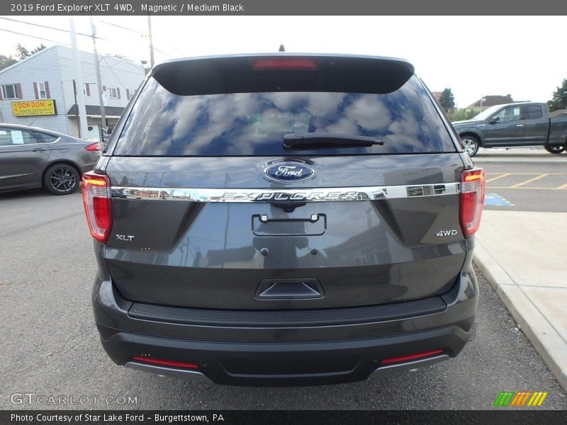 Magnetic / Medium Black 2019 Ford Explorer XLT 4WD