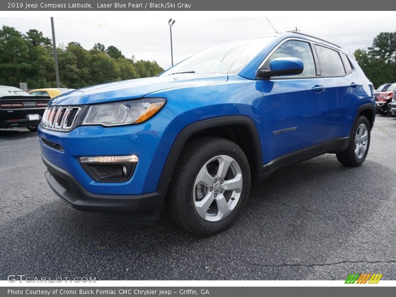 Front 3/4 View of 2019 Compass Latitude