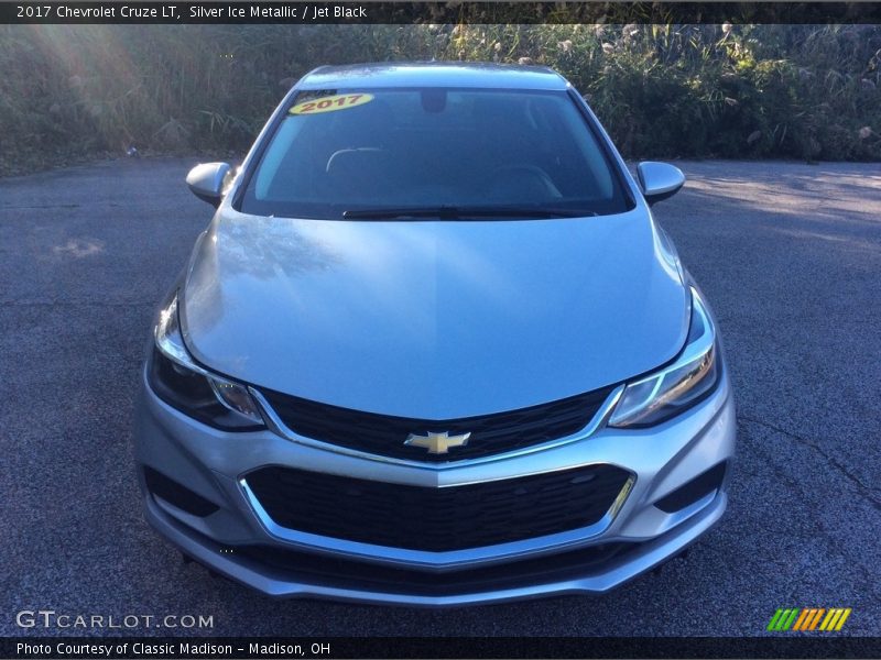 Silver Ice Metallic / Jet Black 2017 Chevrolet Cruze LT