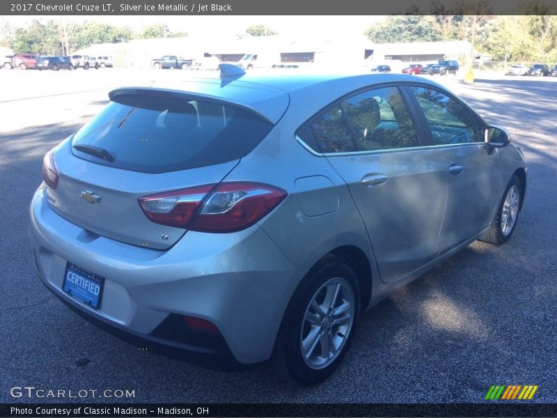 Silver Ice Metallic / Jet Black 2017 Chevrolet Cruze LT