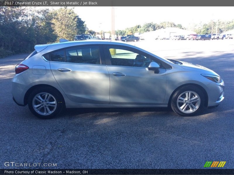 Silver Ice Metallic / Jet Black 2017 Chevrolet Cruze LT