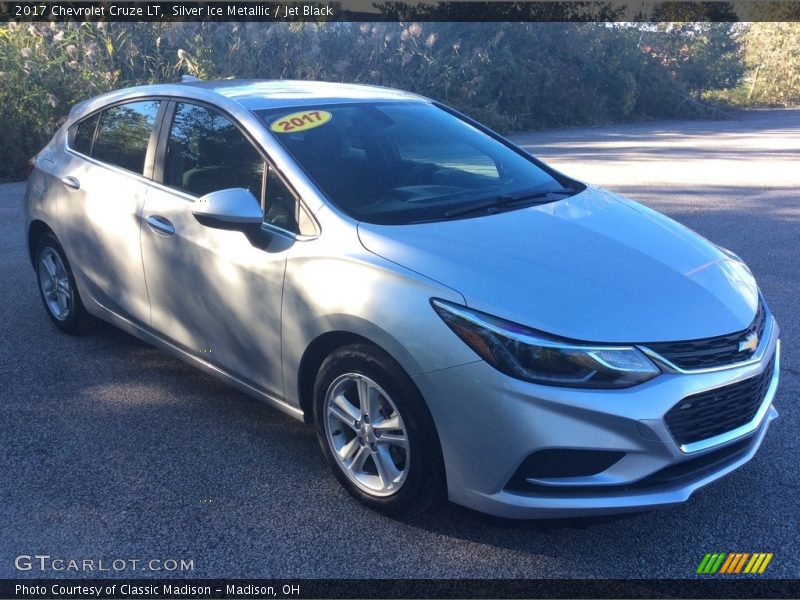 Silver Ice Metallic / Jet Black 2017 Chevrolet Cruze LT