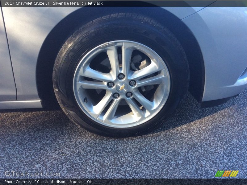 Silver Ice Metallic / Jet Black 2017 Chevrolet Cruze LT