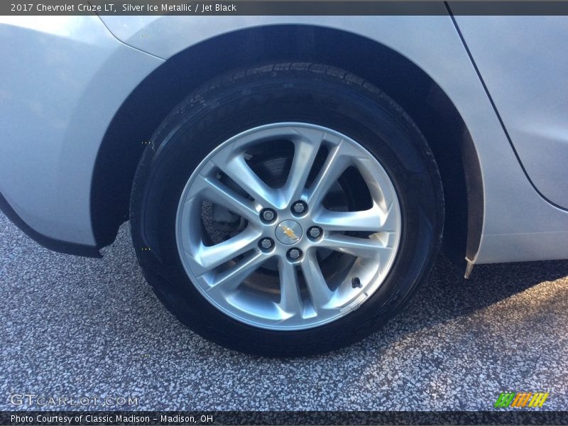 Silver Ice Metallic / Jet Black 2017 Chevrolet Cruze LT