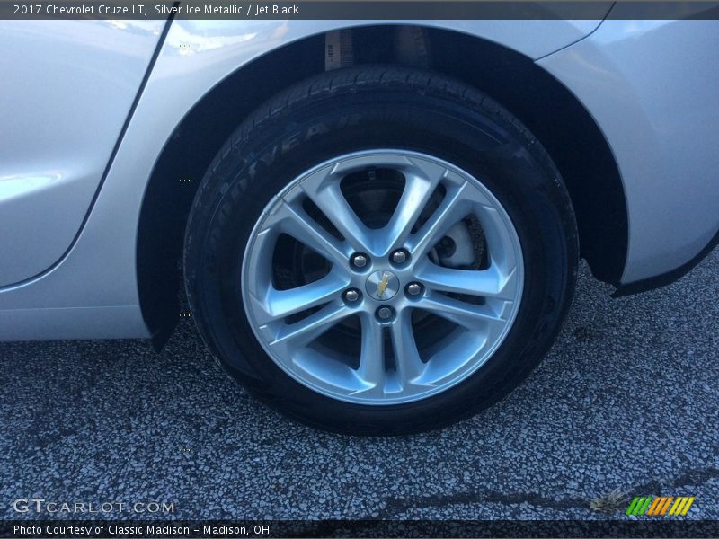Silver Ice Metallic / Jet Black 2017 Chevrolet Cruze LT