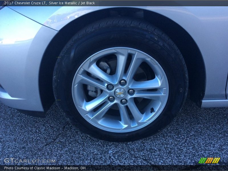 Silver Ice Metallic / Jet Black 2017 Chevrolet Cruze LT