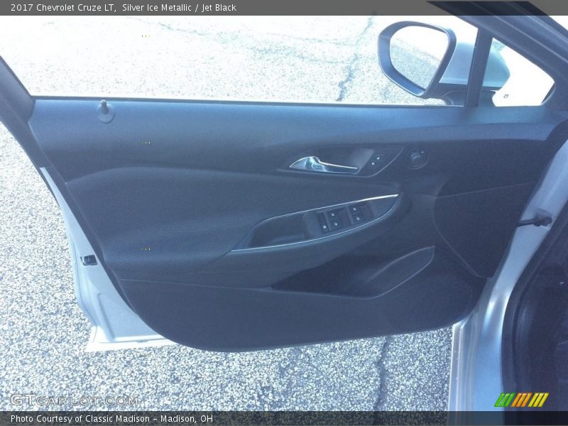 Silver Ice Metallic / Jet Black 2017 Chevrolet Cruze LT