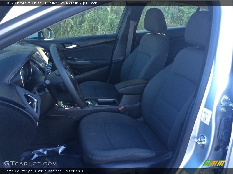 Silver Ice Metallic / Jet Black 2017 Chevrolet Cruze LT