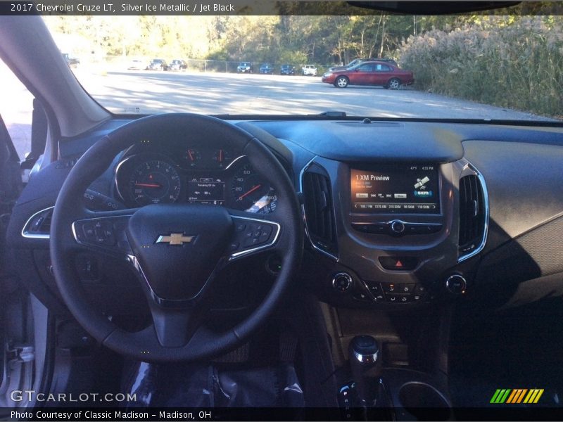Silver Ice Metallic / Jet Black 2017 Chevrolet Cruze LT