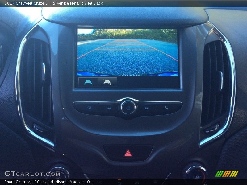 Silver Ice Metallic / Jet Black 2017 Chevrolet Cruze LT
