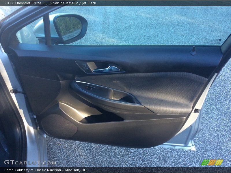 Silver Ice Metallic / Jet Black 2017 Chevrolet Cruze LT