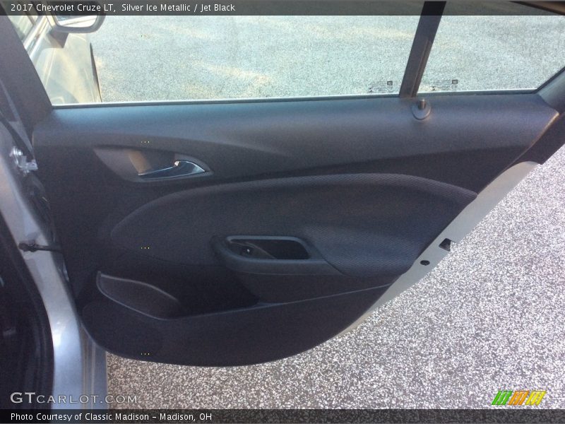 Silver Ice Metallic / Jet Black 2017 Chevrolet Cruze LT