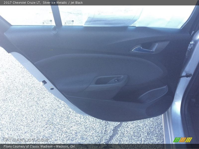 Silver Ice Metallic / Jet Black 2017 Chevrolet Cruze LT