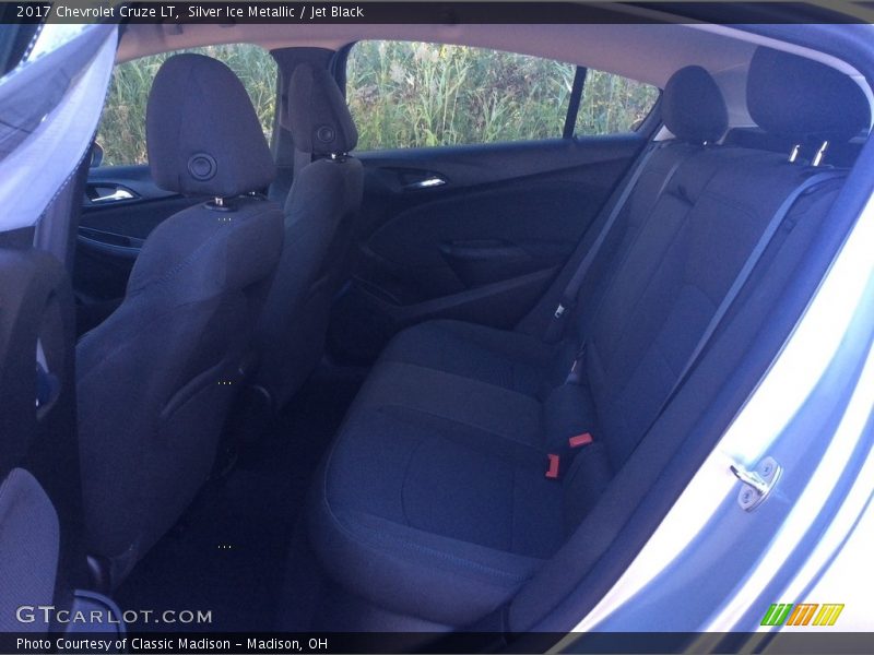 Silver Ice Metallic / Jet Black 2017 Chevrolet Cruze LT