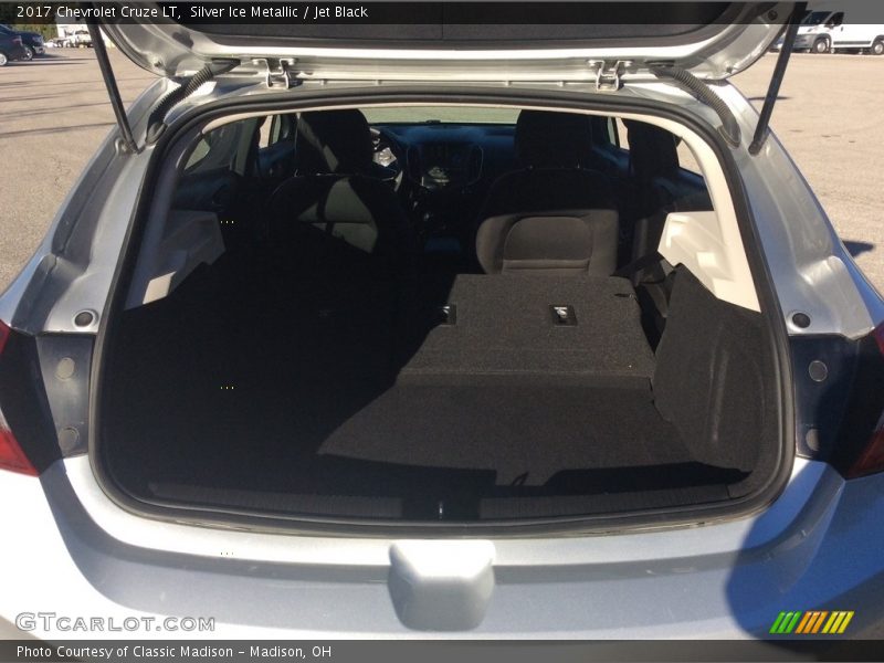 Silver Ice Metallic / Jet Black 2017 Chevrolet Cruze LT