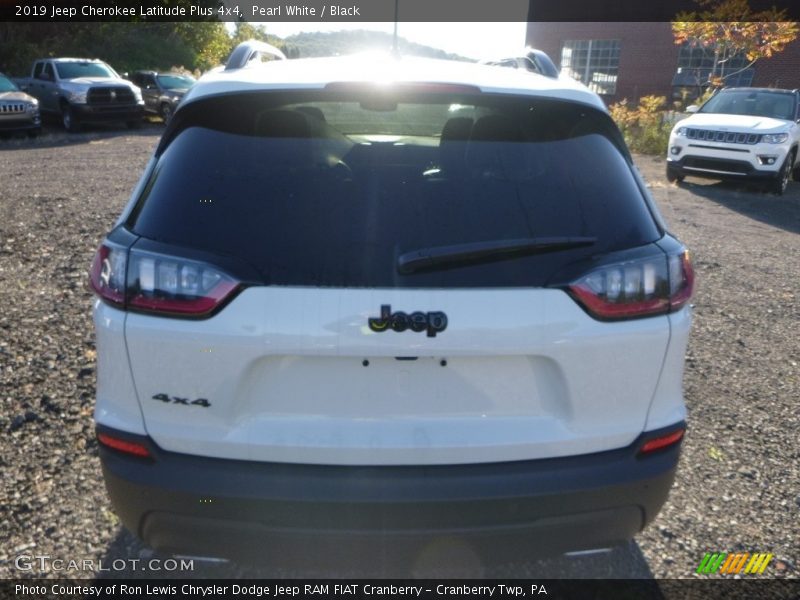Pearl White / Black 2019 Jeep Cherokee Latitude Plus 4x4