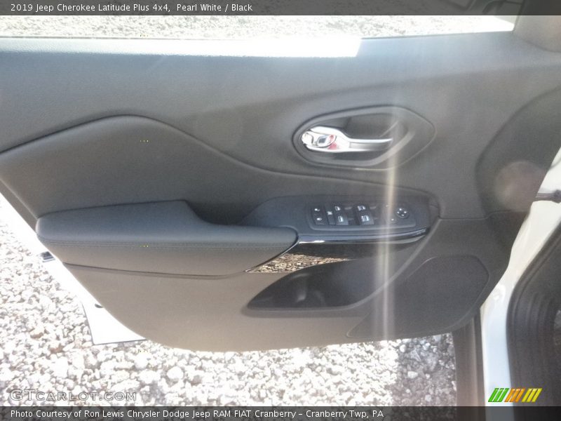 Pearl White / Black 2019 Jeep Cherokee Latitude Plus 4x4