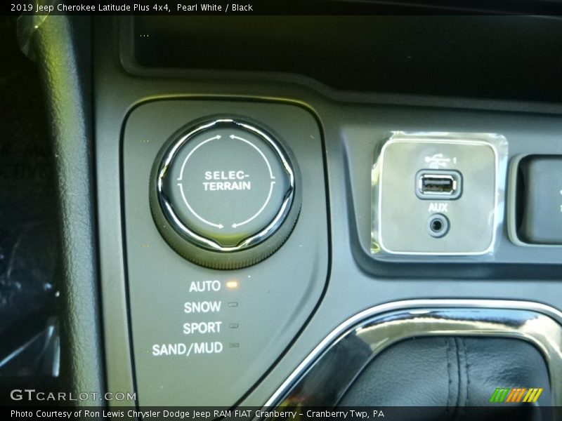 Pearl White / Black 2019 Jeep Cherokee Latitude Plus 4x4