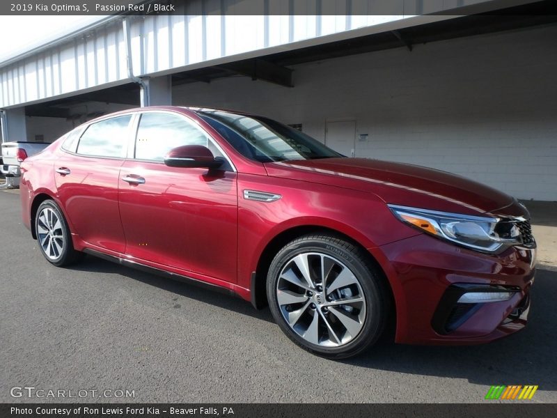 Front 3/4 View of 2019 Optima S
