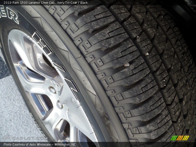 Ivory Tri–Coat / Black 2019 Ram 1500 Laramie Crew Cab