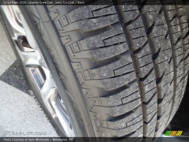 Ivory Tri–Coat / Black 2019 Ram 1500 Laramie Crew Cab