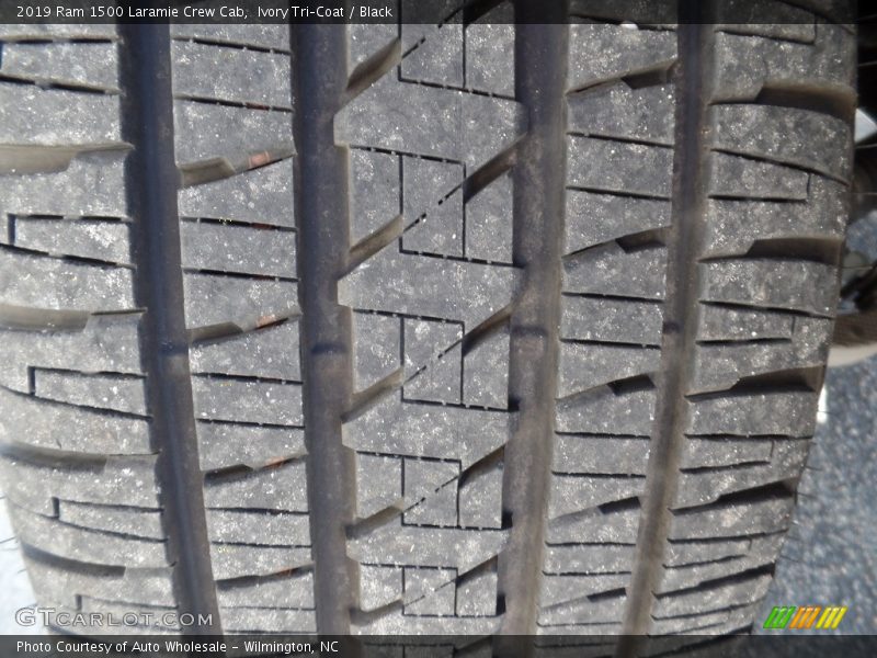 Ivory Tri–Coat / Black 2019 Ram 1500 Laramie Crew Cab