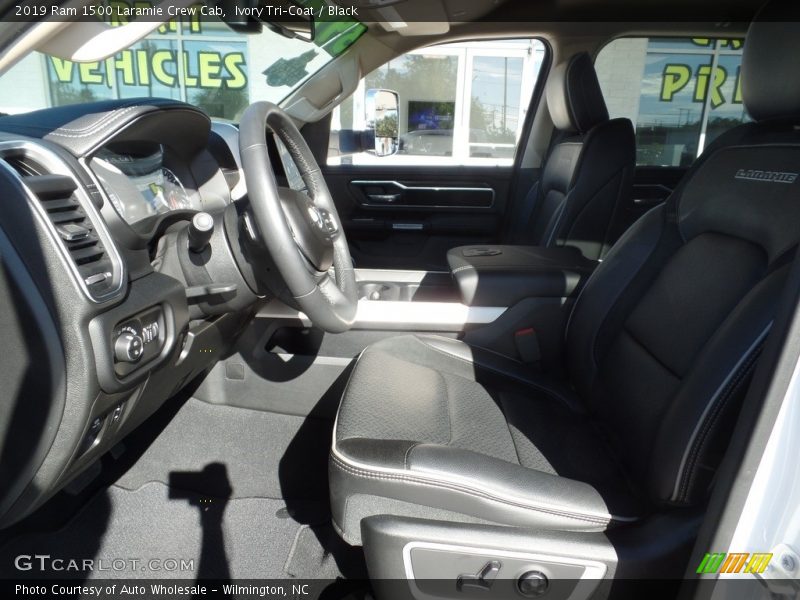 Ivory Tri–Coat / Black 2019 Ram 1500 Laramie Crew Cab