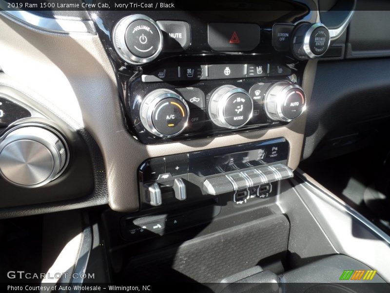 Ivory Tri–Coat / Black 2019 Ram 1500 Laramie Crew Cab
