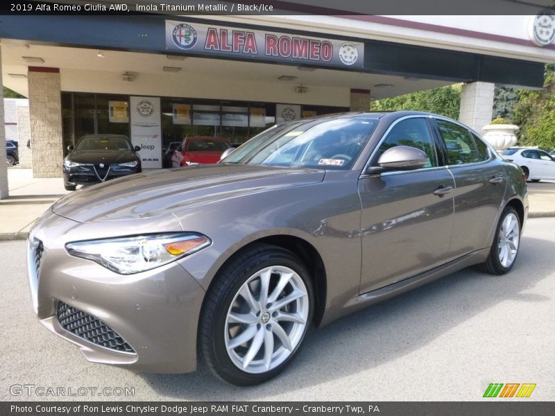 Front 3/4 View of 2019 Giulia AWD