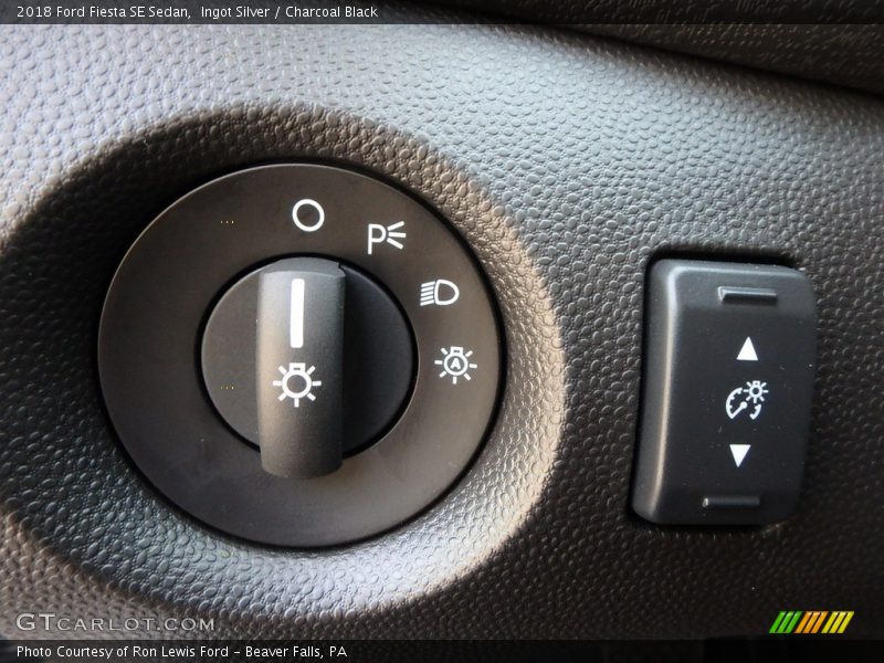 Ingot Silver / Charcoal Black 2018 Ford Fiesta SE Sedan