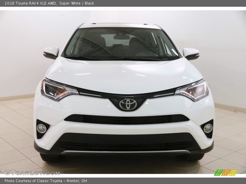 Super White / Black 2018 Toyota RAV4 XLE AWD