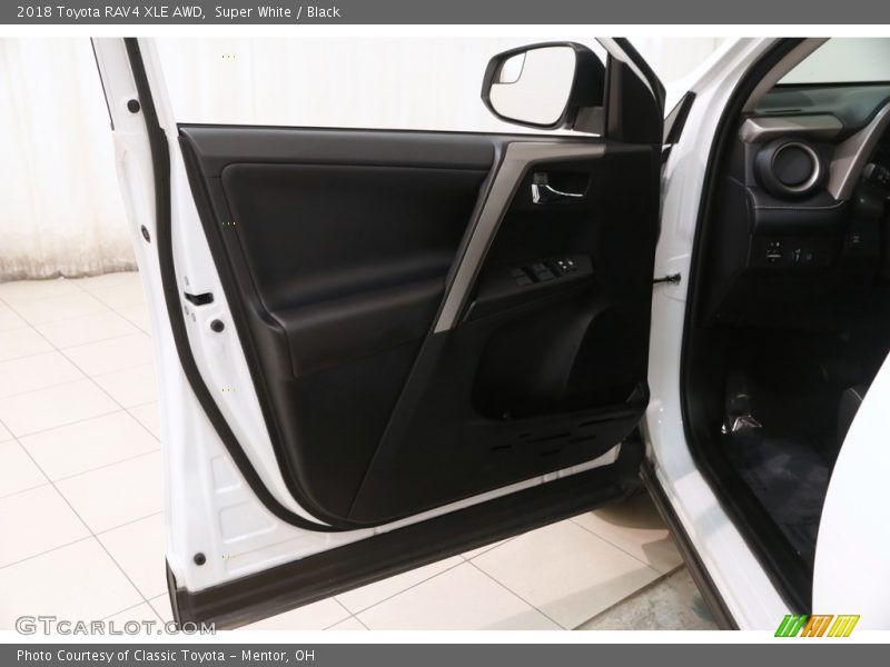 Super White / Black 2018 Toyota RAV4 XLE AWD