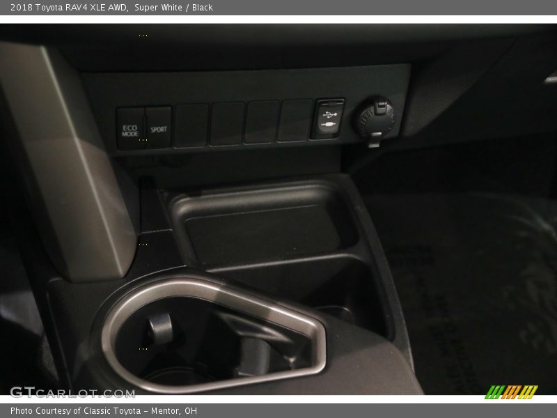 Super White / Black 2018 Toyota RAV4 XLE AWD