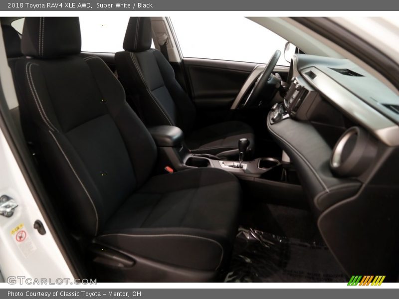 Super White / Black 2018 Toyota RAV4 XLE AWD