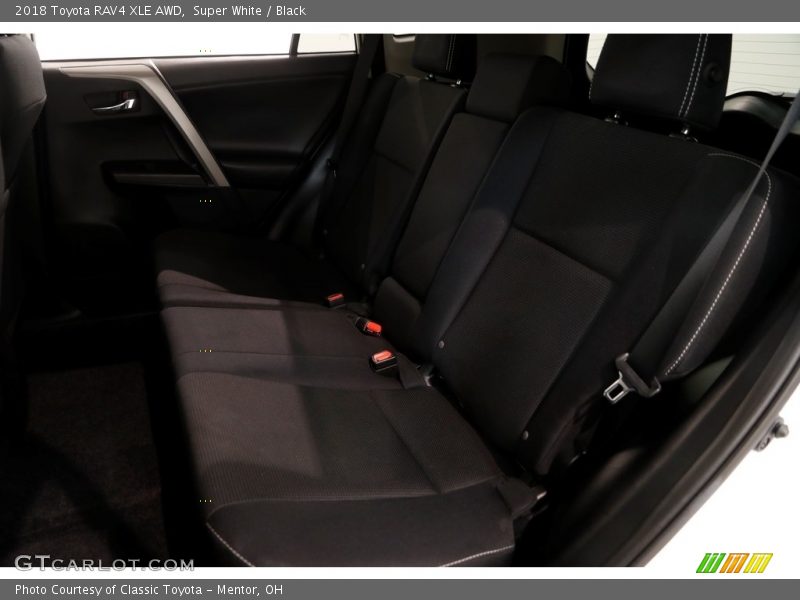 Super White / Black 2018 Toyota RAV4 XLE AWD